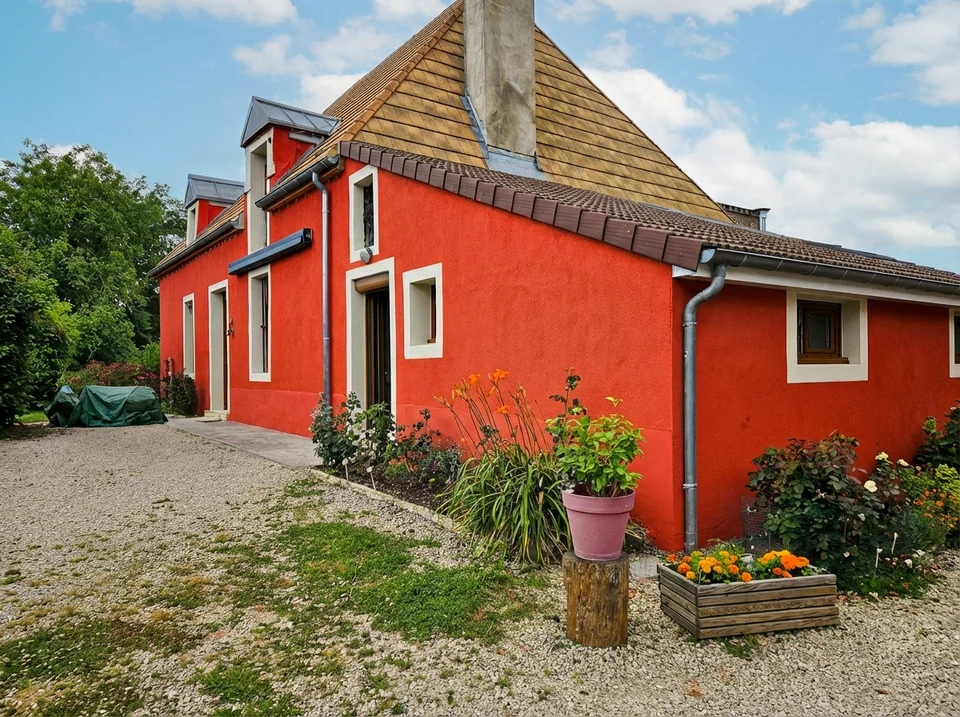 Ext&eacute;rieur d'un b&acirc;timent pr&eacute;sentant des fissures importantes dans le rev&ecirc;tement mural en cr&eacute;pi