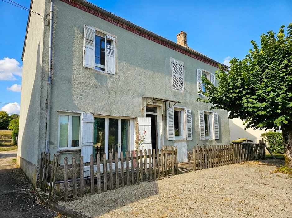 Façade de bâtiment historique en briques rouges avec échafaudage métallique pour travaux de rénovation