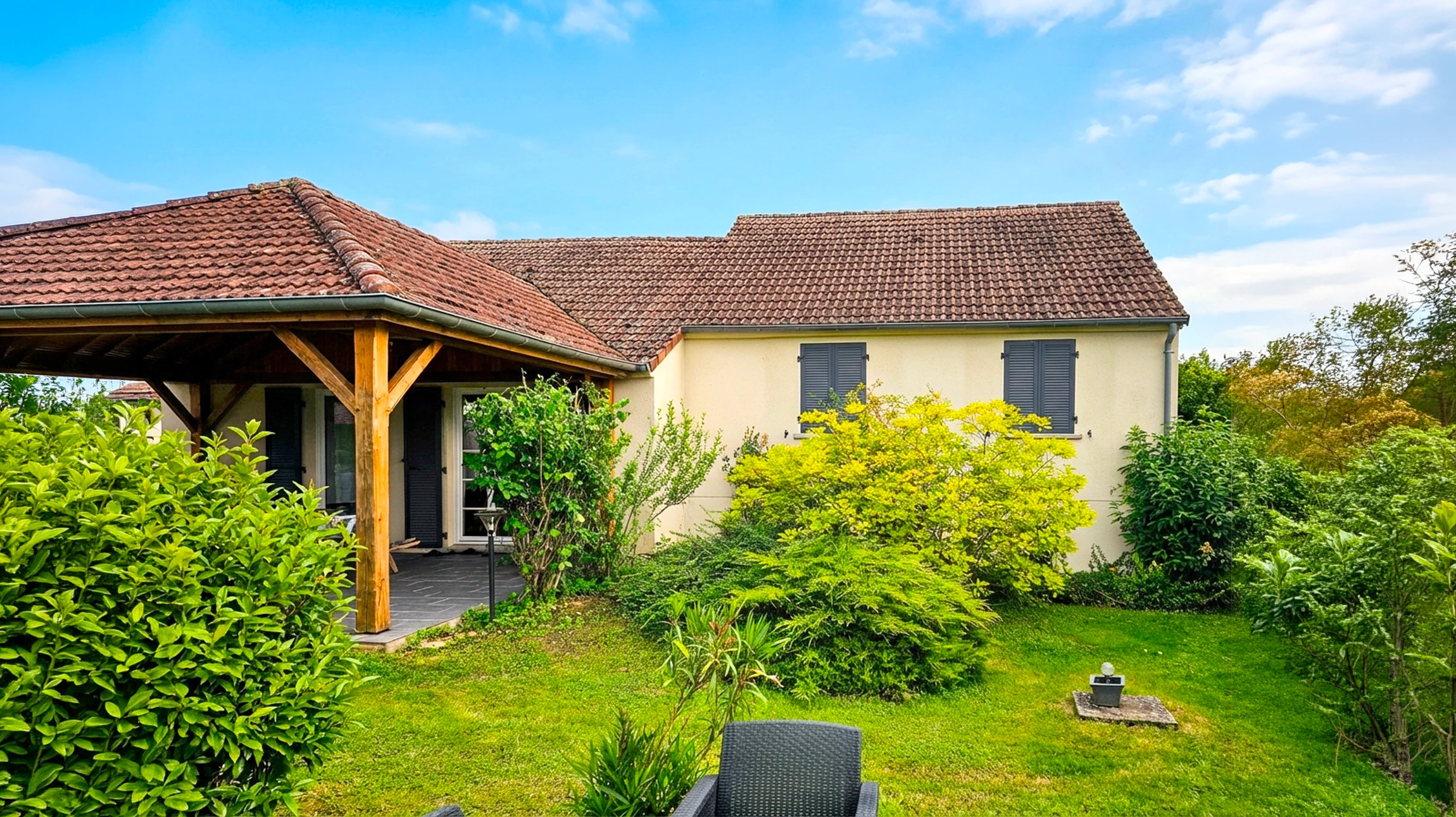 Chantier de rénovation de façade d'immeuble avec ouvrier travaillant sur échafaudage tubulaire métallique