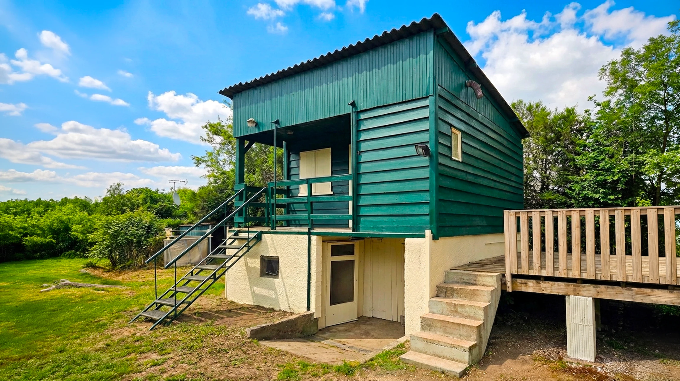 Scène extérieure montrant un homme appliquant de la peinture blanche au rouleau sur une structure métallique