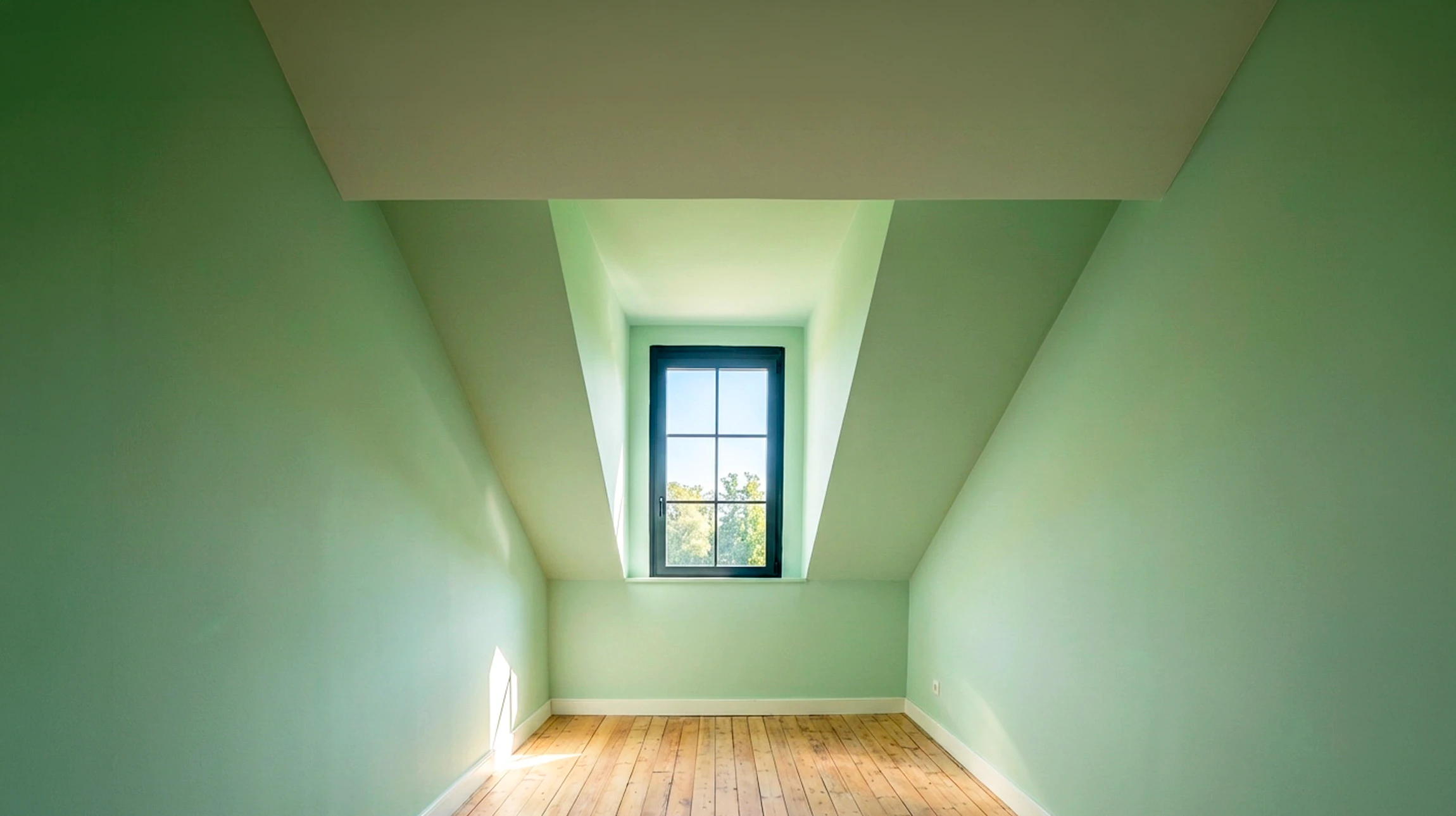 Photographie d'intérieur lumineux après travaux d'isolation thermique : vue d'une pièce résidentielle moderne et confortable, avec plafond visible rénové et apaisé, éclairage naturel doux entrant par une fenêtre, mobilier accueillant dans les tons chauds, transmettant une sensation de confort thermique et de bien-être. Pas de personne visible, accent sur l'atmosphère chaleureuse et le confort de l'espace intérieur.